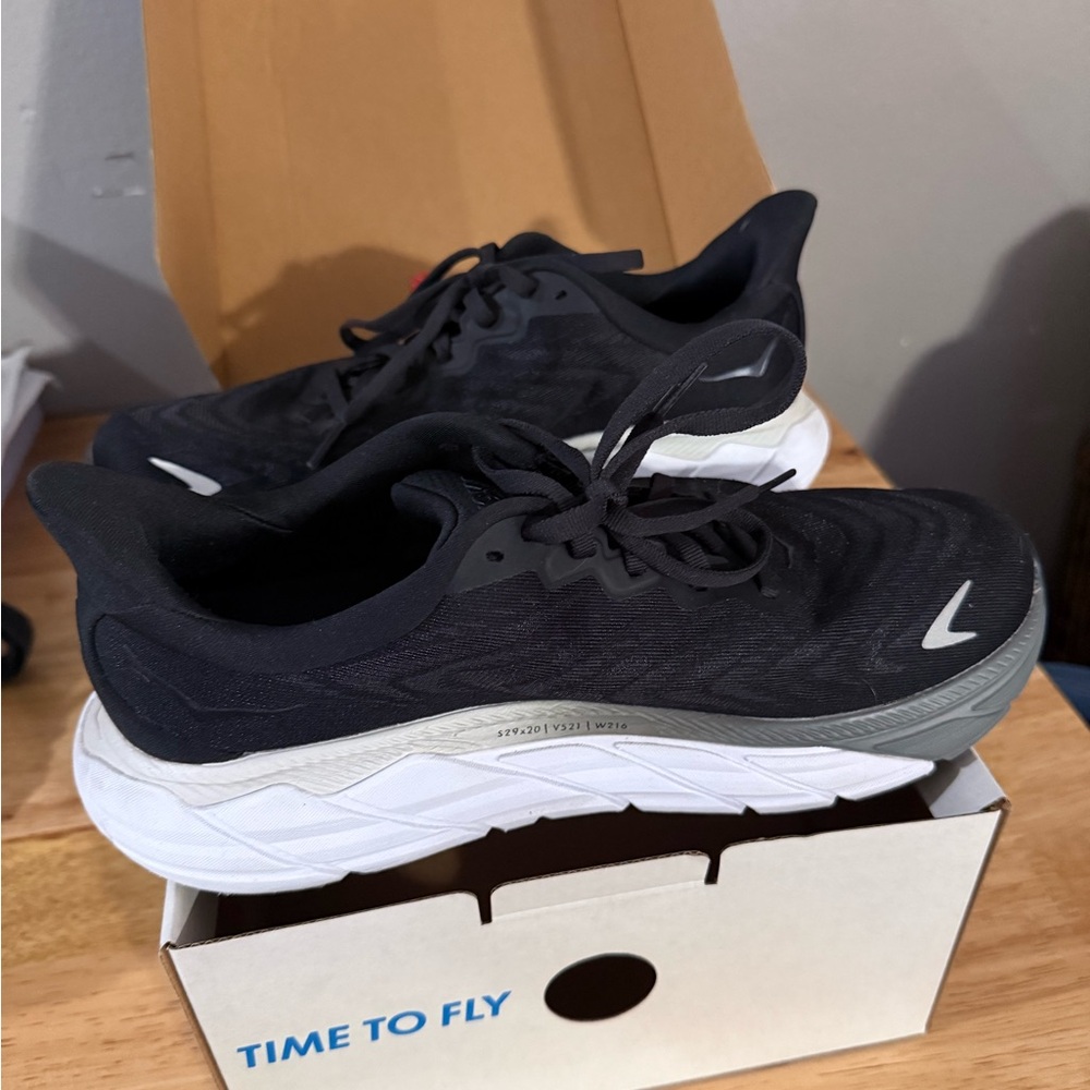 Hoka Women’s size 9 Wide Width Arahi 6 in Black and White